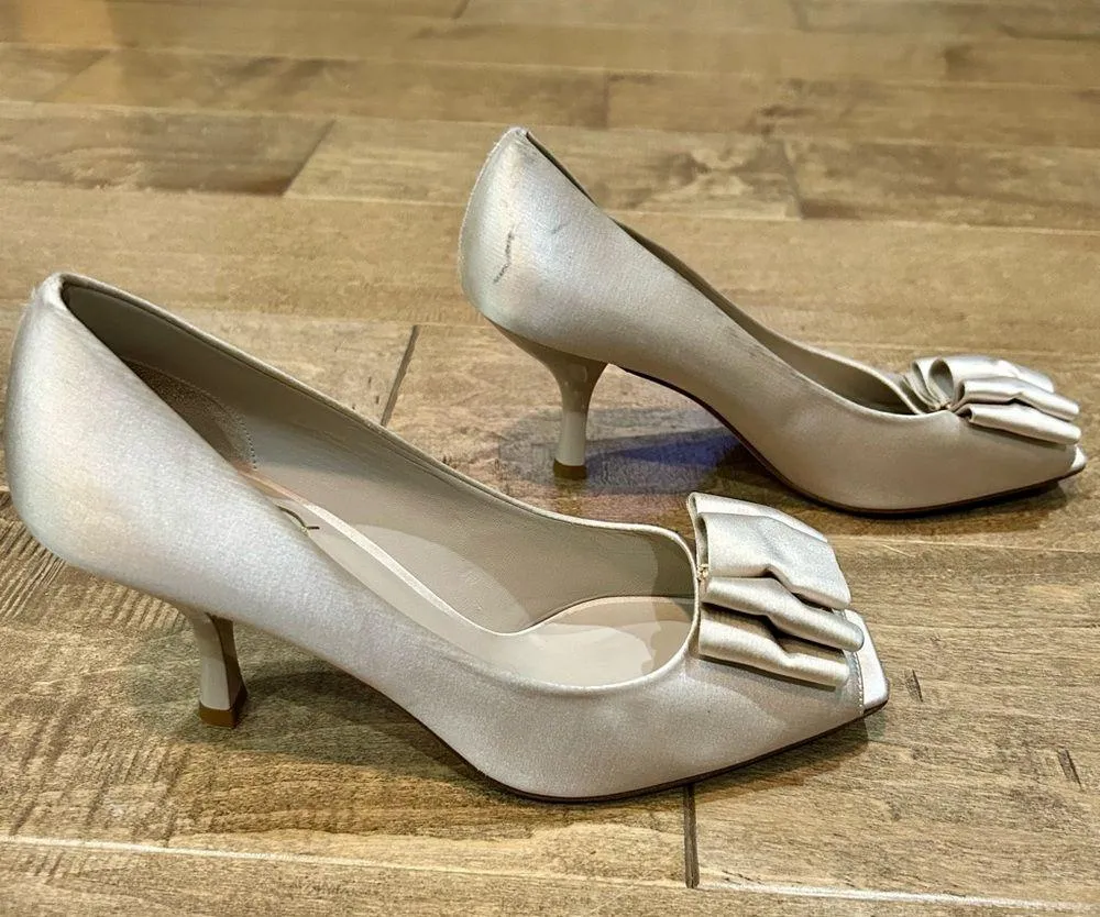 Delman Women’s Silk Peep Toe Pumps with Bows Champagne Size 9.5 FLAW - Image 4