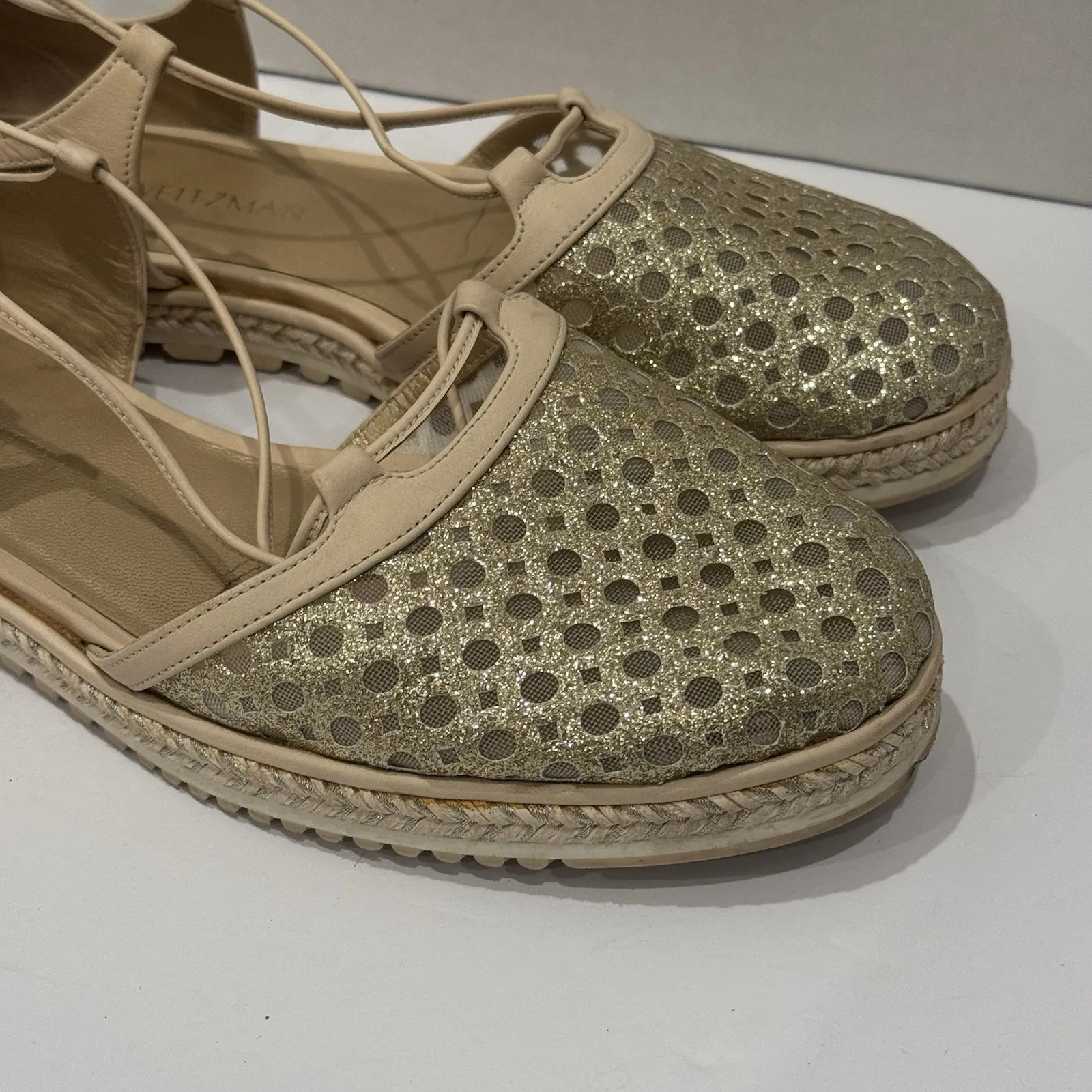 Stuart Weitzman 'Tweety' Strappy ballet Feminine slingback Gold sandals Sz 8.5 - Image 2