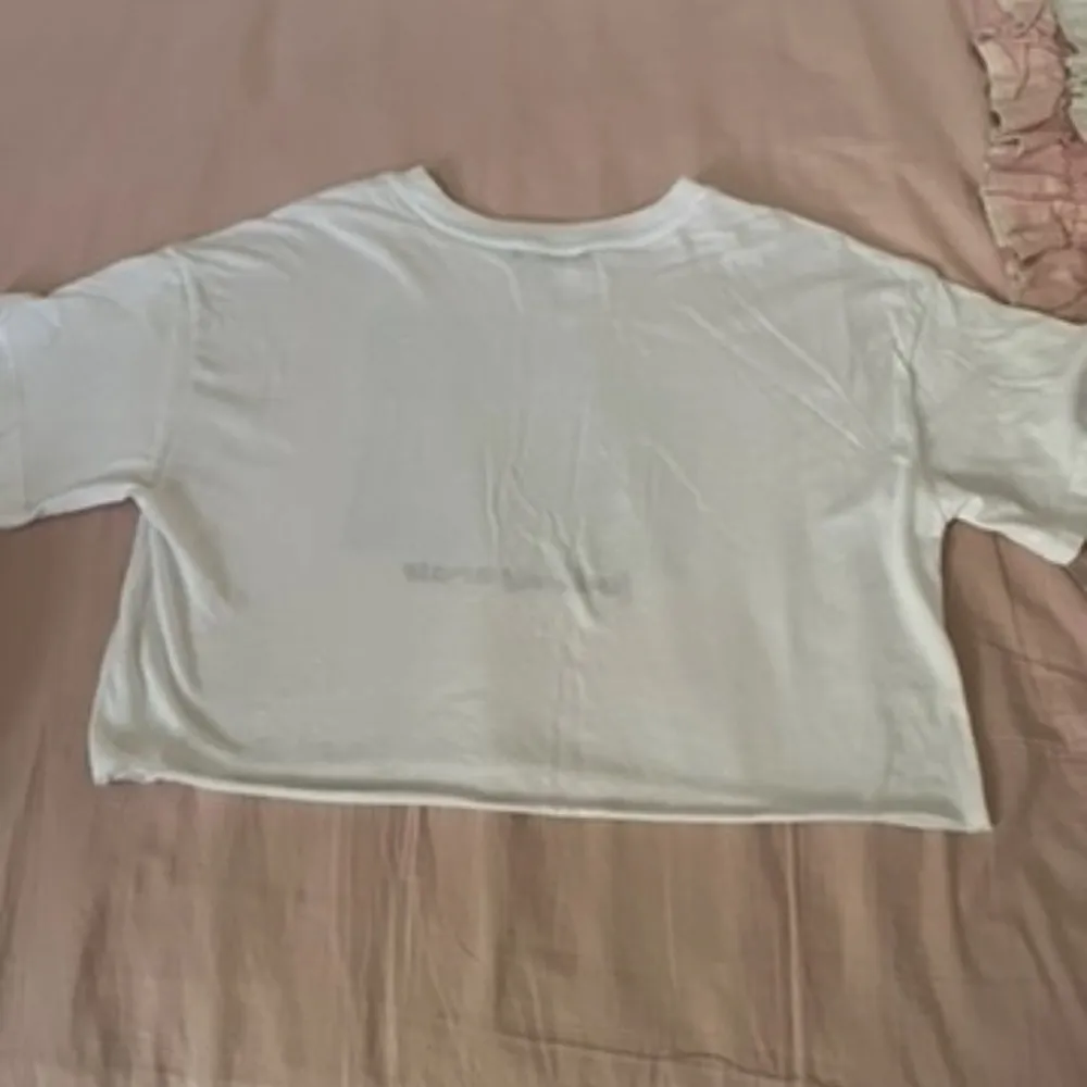 Forever 21 White Graphic Crop Top - Image 4