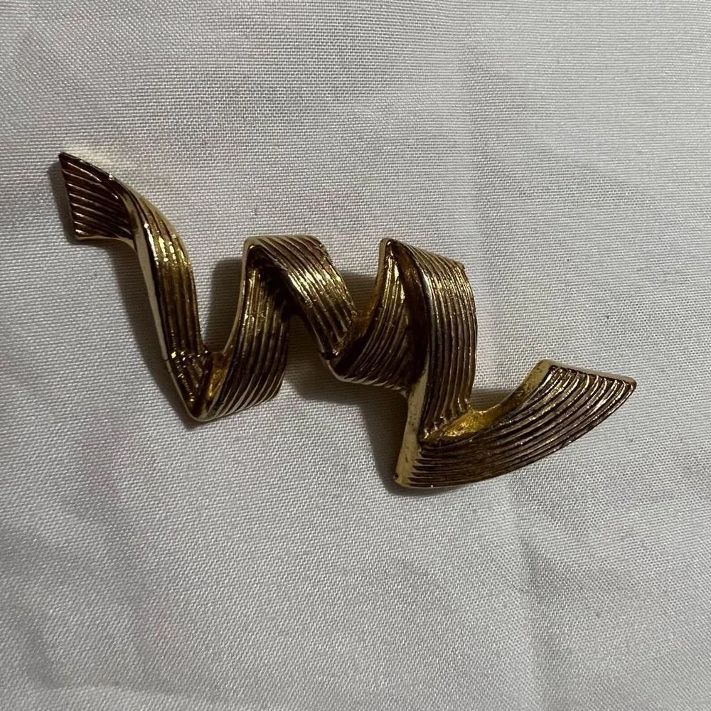 Vintage Signed GERRYS Ribbon Brooch‎ Gold - Image 2