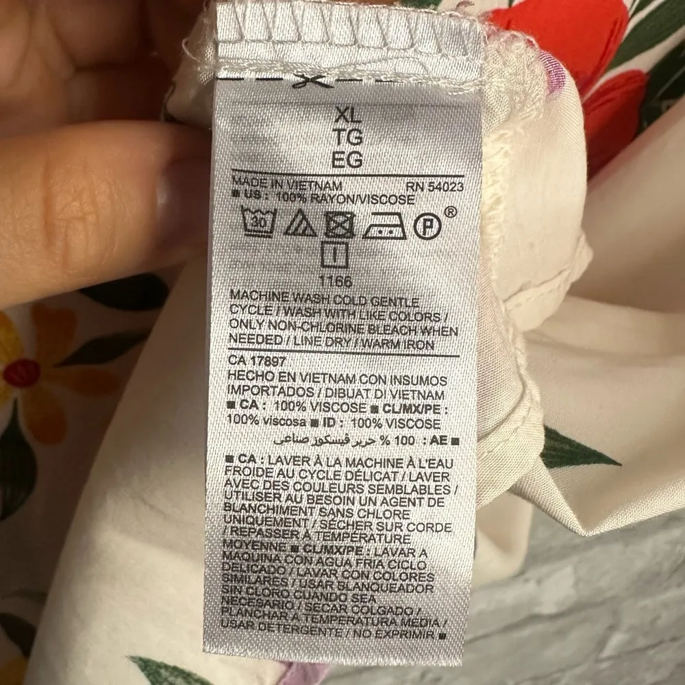 Old Navy Women’s White Floral V-Neck Top Size XL (RN54023) - Image 11