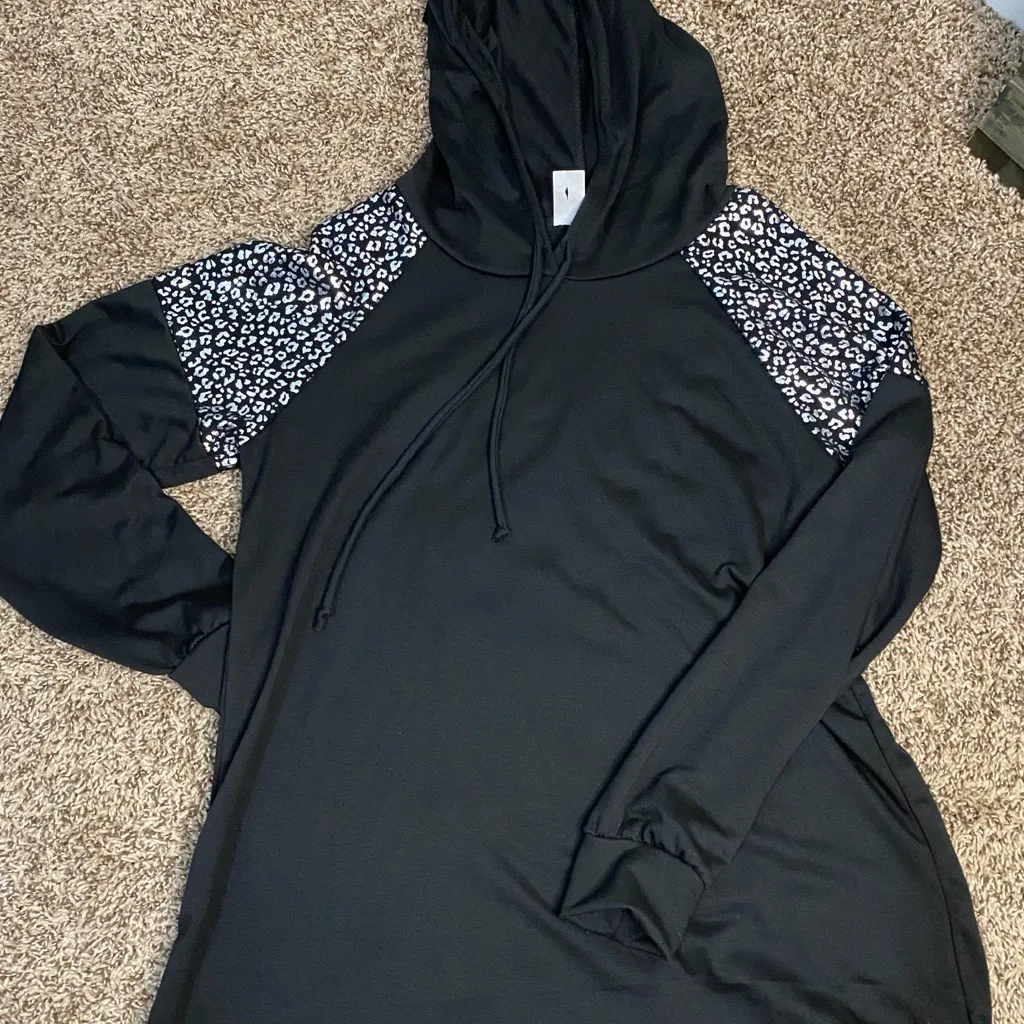 Black‎ Hoodie with Leopard Print Accents Black Size M - Image 3