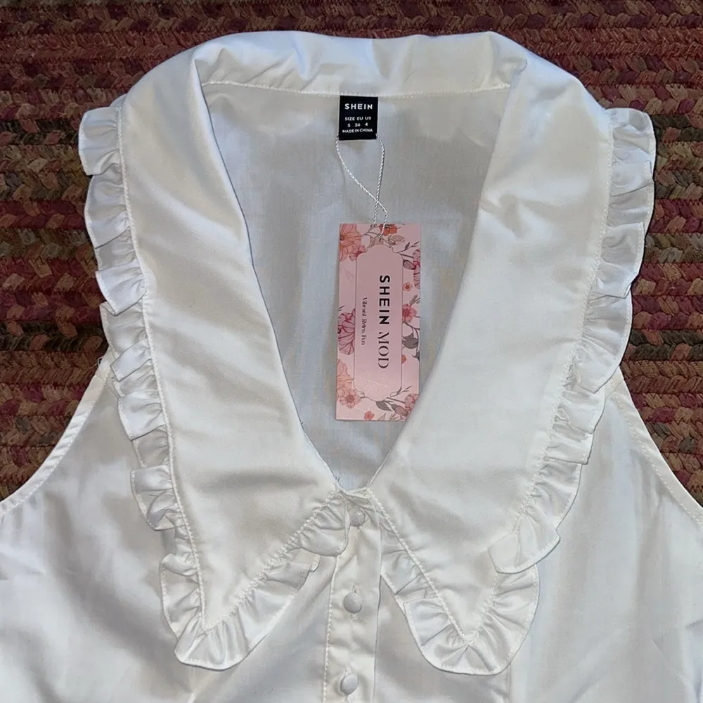 NWT SHEIN MOD WHITE OVERSIZED COLLAR BUTTON FRONT PREPPY CROP BLOUSE - Image 2