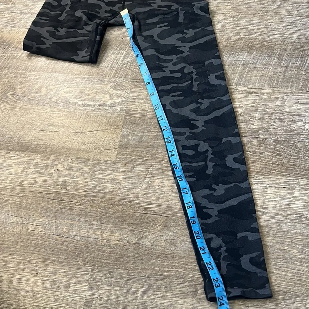 Soul by SoulCycle Black & Grey Camo Seamless Leggings Size Small - Image 4