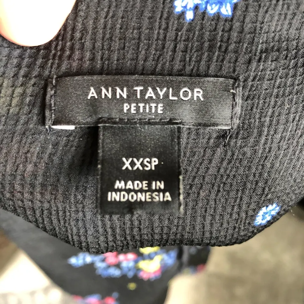 ANN TAYLOR | Black Floral Sleeveless Blouse - Image 10