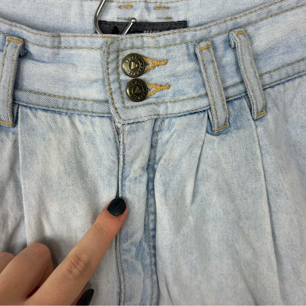 Vintage Liz Wear Liz Claiborne Light Wash Pleated Denim Shorts Size 12 - Image 5