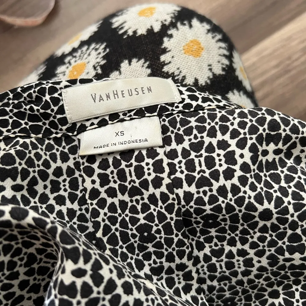 Van Heusen button down black and white blouse - Image 3