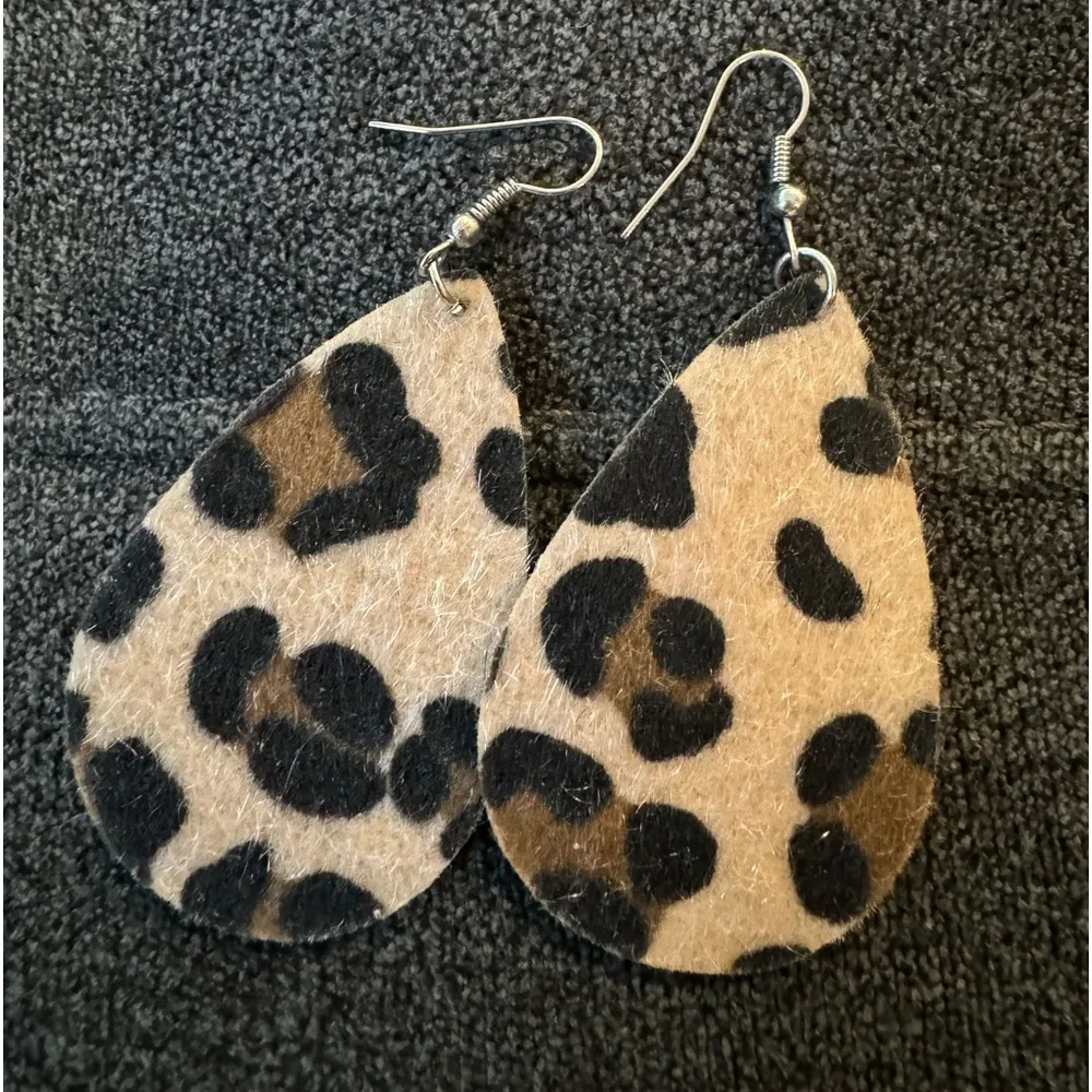 5 pack of various earrings faux leather & faux fur dangling earrings - Image 6
