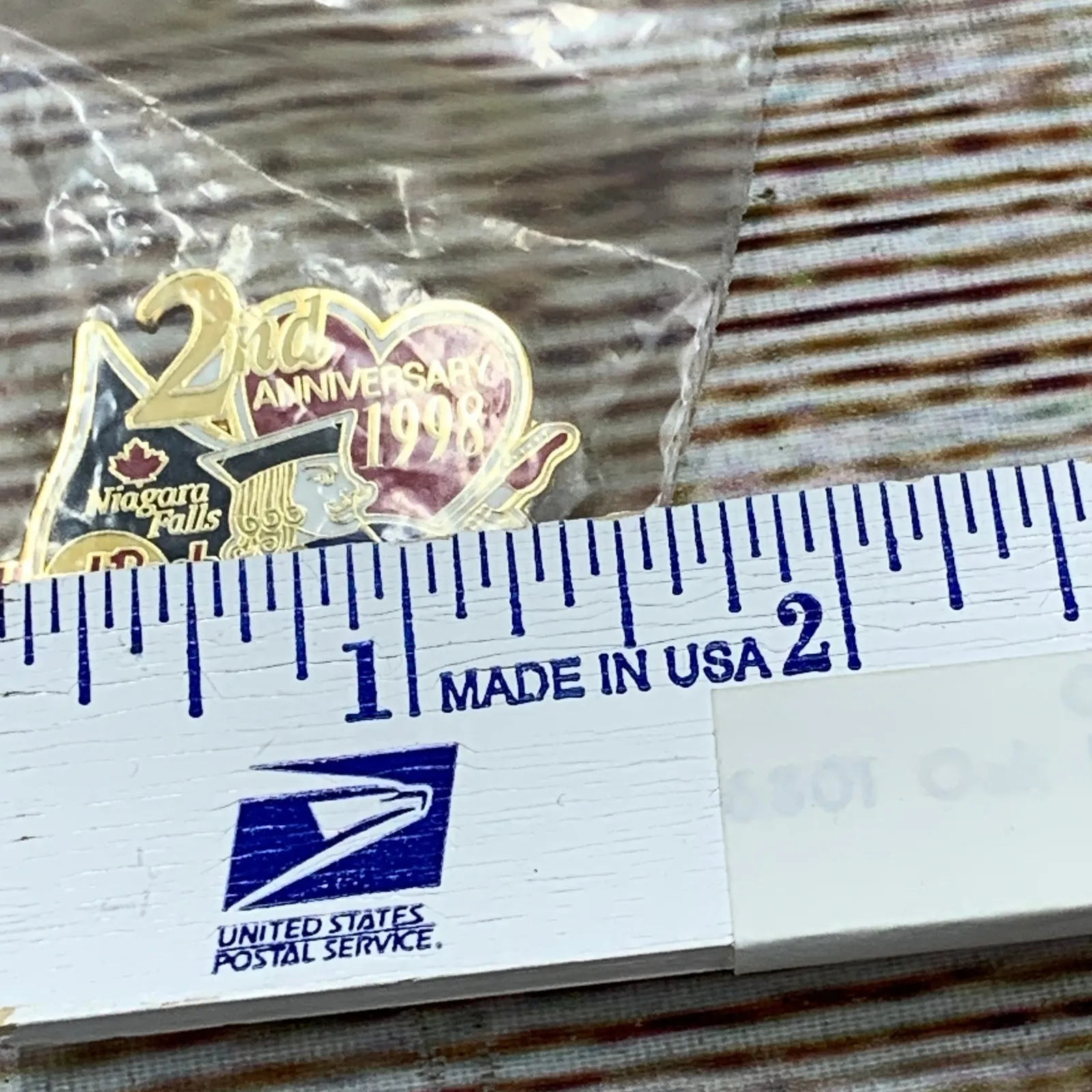 Hard Rock Cafe Niagara Falls 2nd‎ Anniversary 1998 Pin - Image 4