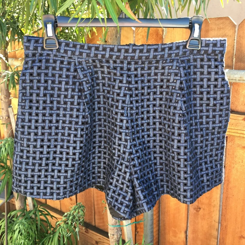 Line & Dot Promenade Short - Image 3