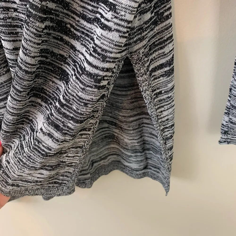 Aritzia Babaton Hi-Low V-Neck Gray Heathered Top - Image 5