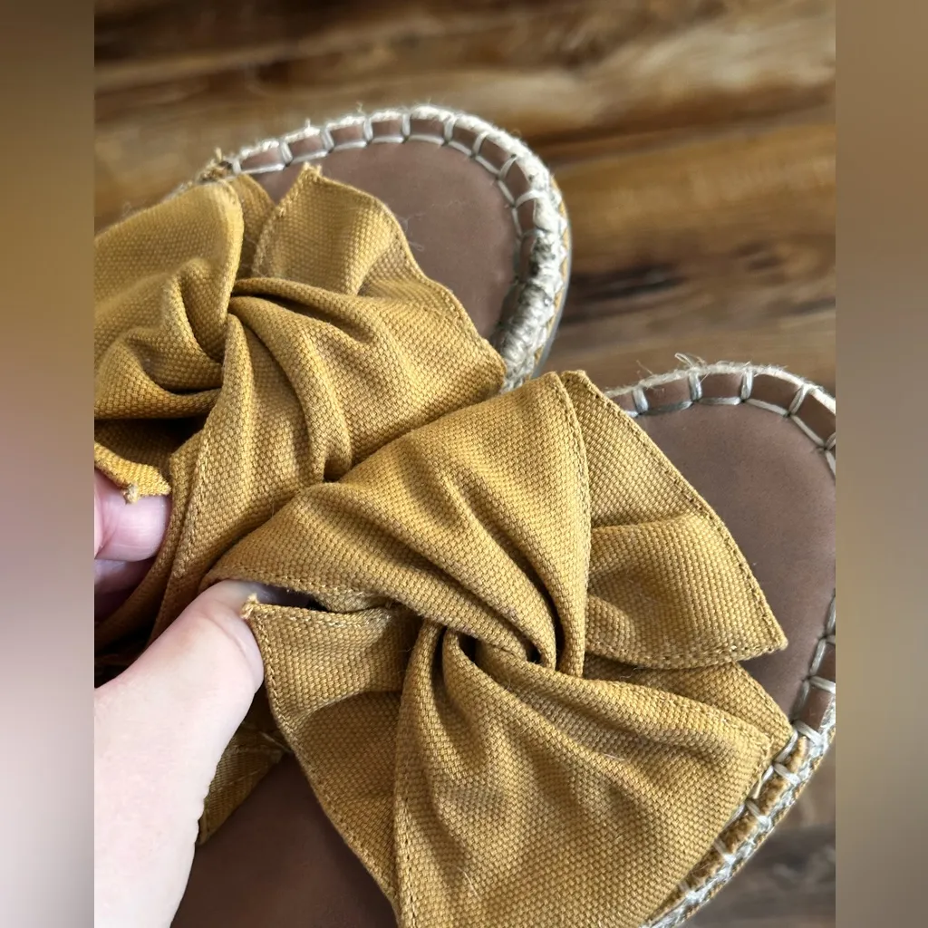 Universal threads size 8 mustard sandals - Image 4