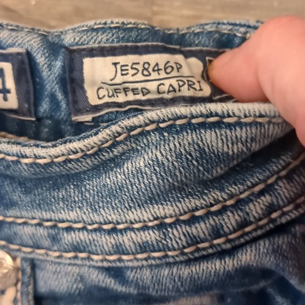 Miss me distressed cuffed Capri size 24 - Image 5