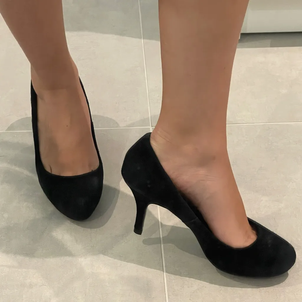 Steve Madden women size 5.5 black suede alike closed shoes kitten heel - Image 4