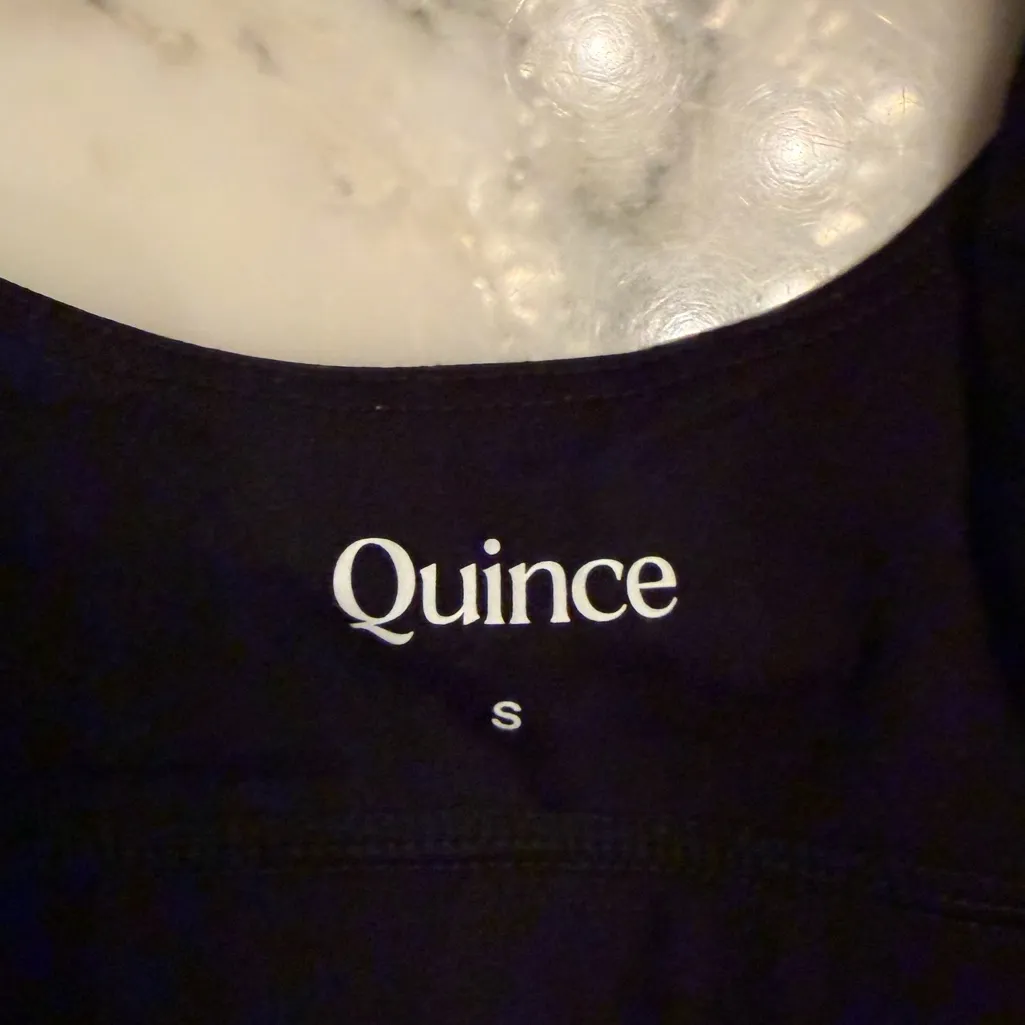 NWOT Quince Women's Ultra Form V Neck Black Cropped Sports Bra Sz Small - Image 5