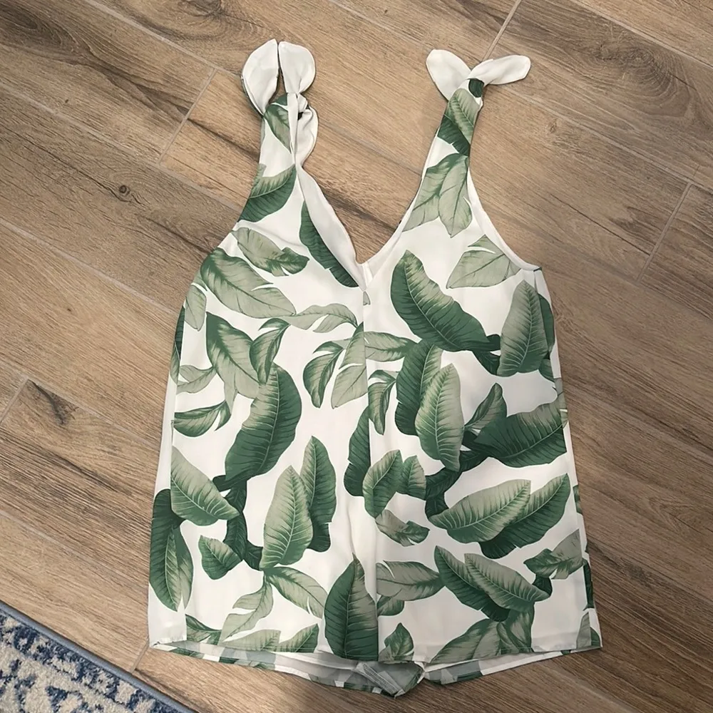 Tropical Leaf Print Sleeveless Top - Image 4