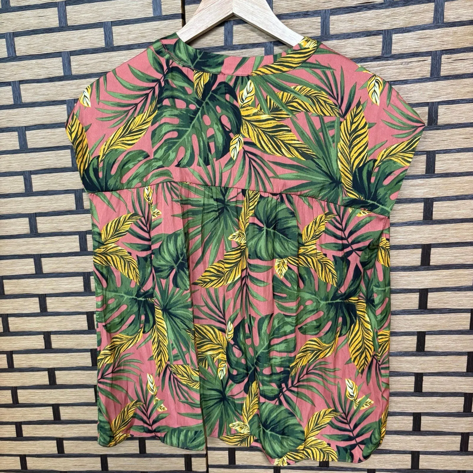 Maison d’ Amelie‎ Pink Leaf Print Top Size Medium - Image 2