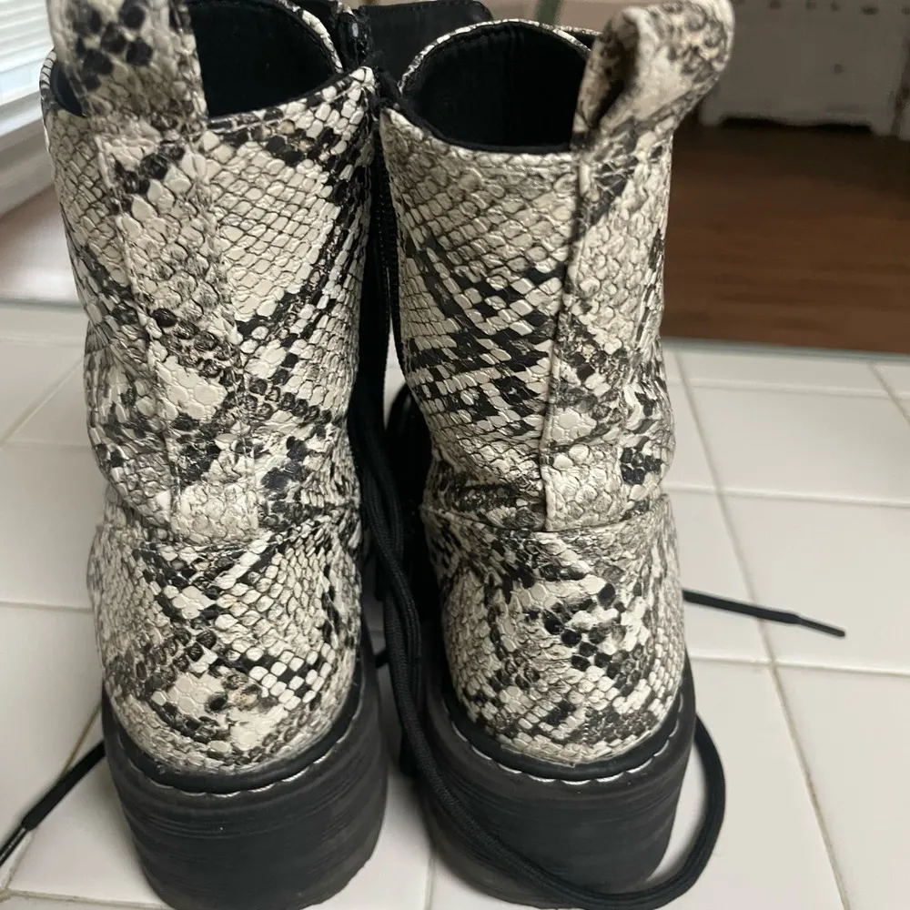 Snake Print Boots Lace Up Size 5.5 Divided Python Combat Lug Sole - Image 5