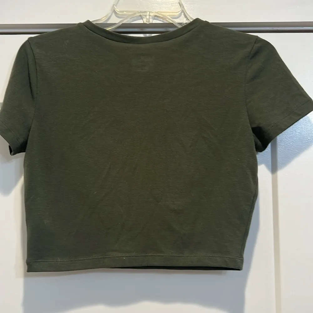 Wild fable army green crop top stretchy t-shirt size medium. - Image 4