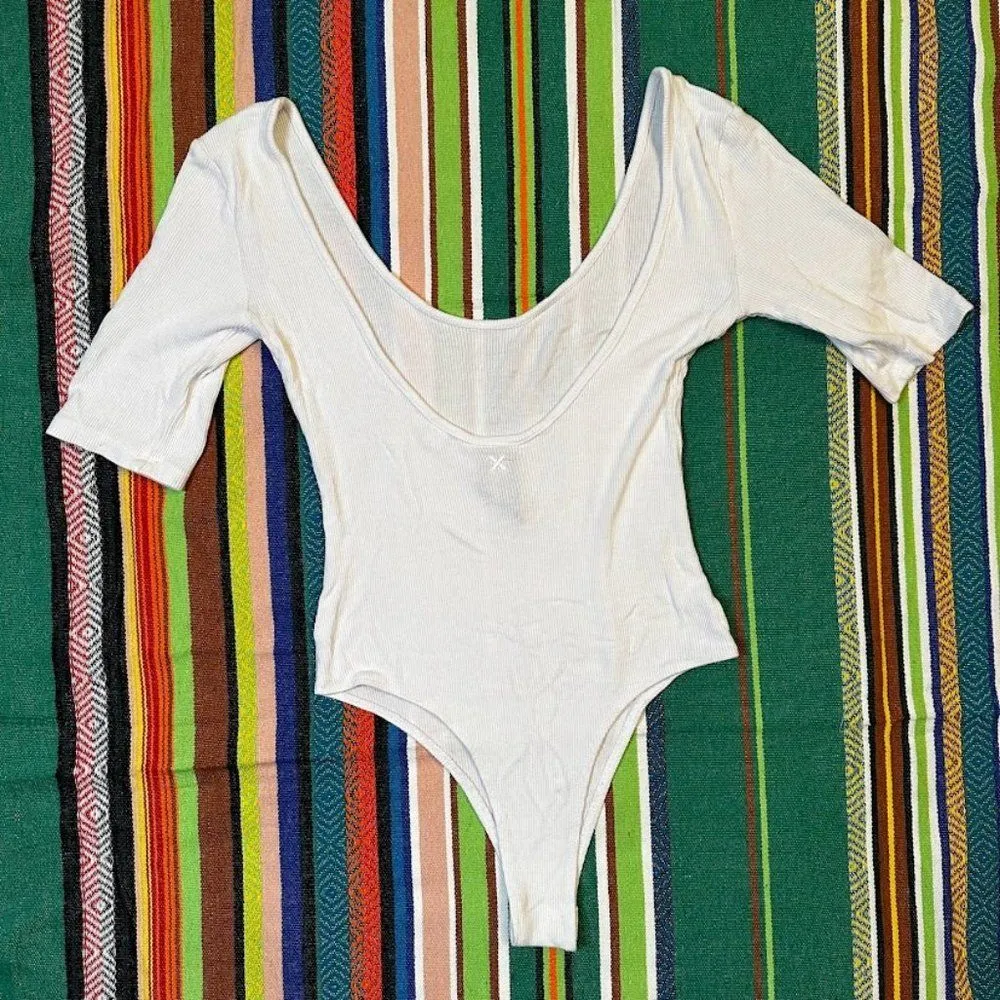 Collusion ribbed half sleeve scoop neck & back body suit in white size Small - Image 9