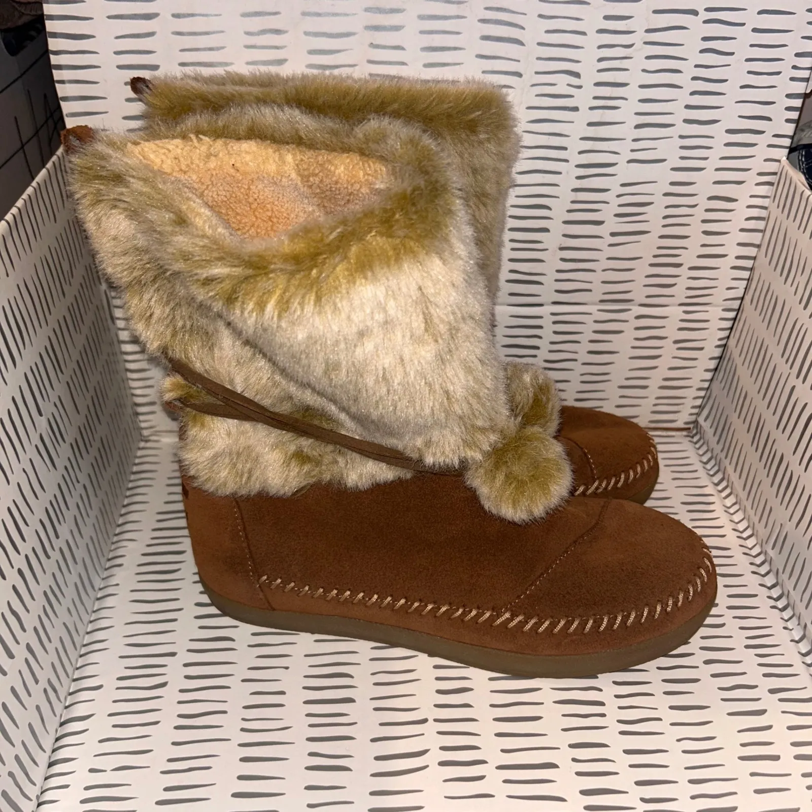 TOMS Nepal Rawhide Women's Brown Suede Lined Moccasin Boots Pom Pom Tie Size 8.5 - Image 3