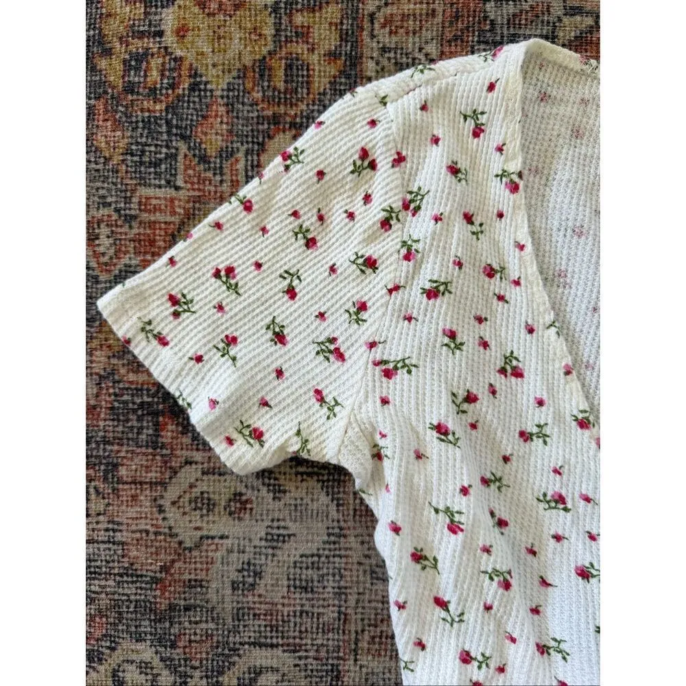 Brandy Melville Rae Floral Thermal Wrap Short Sleeve Top - Image 4