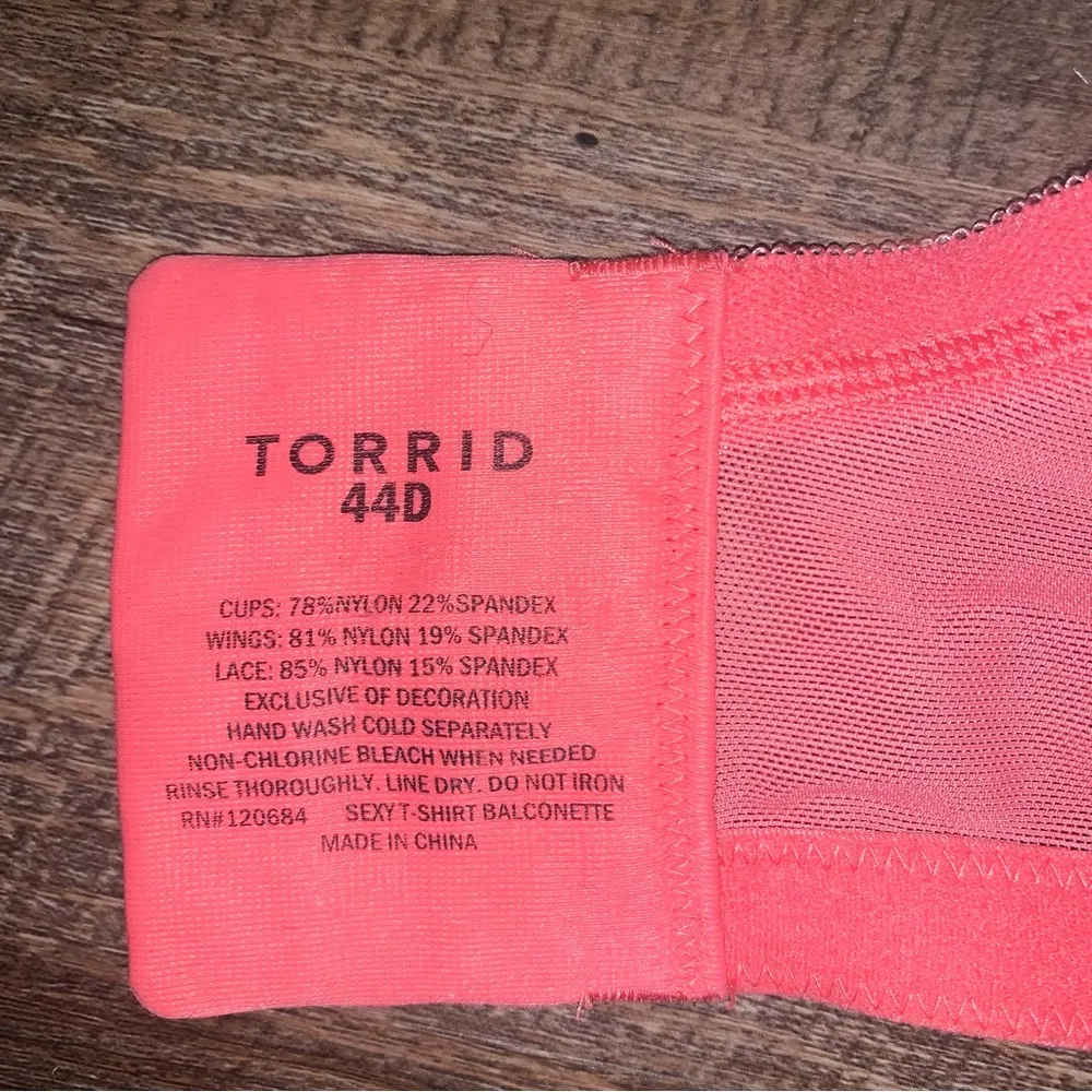 Torrid Sexy Tee Shirt Bra Coral with Black Lace Size 44D - Image 6