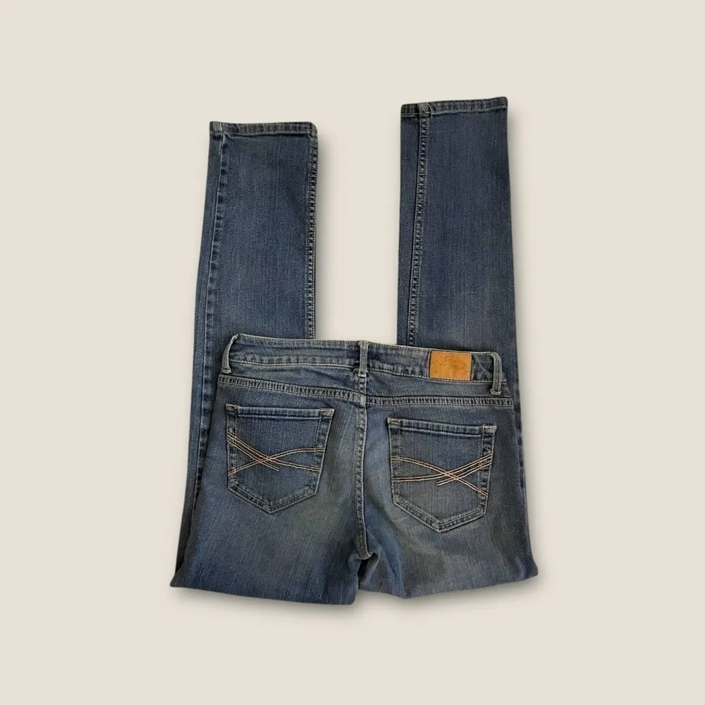 Aeropostale Bayla Skinny Denim Jeans Medium Wash Indigo 3/4 Short - Image 2