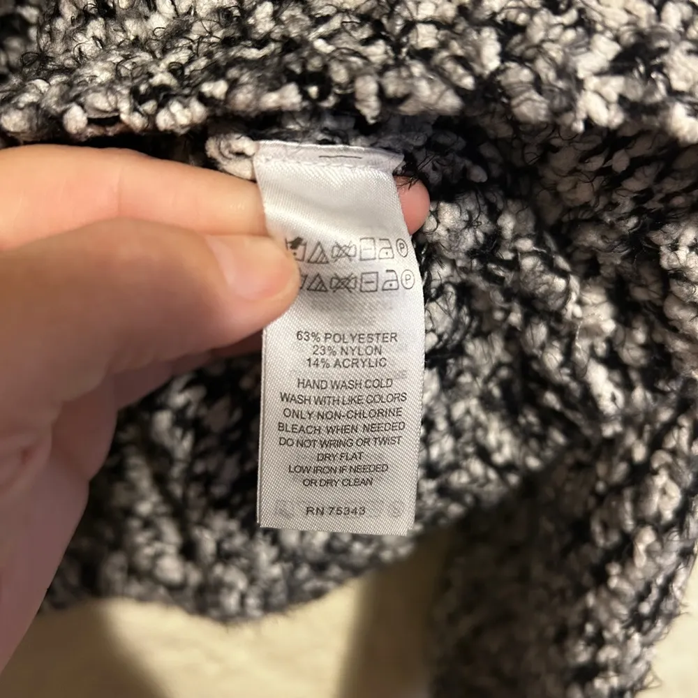 Ruby Moon Women’s black & white long sleeve pullover sweater‎ size medium - Image 10