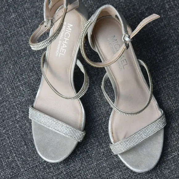 Preloved Michael by Michael Shannon Sylvia Silver Strappy Heels Size 7.5 - Image 2