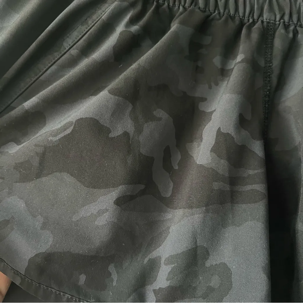 Lululemon Incognito Camo Multi Grey Tracker Short V *4" Size 4 - Image 2