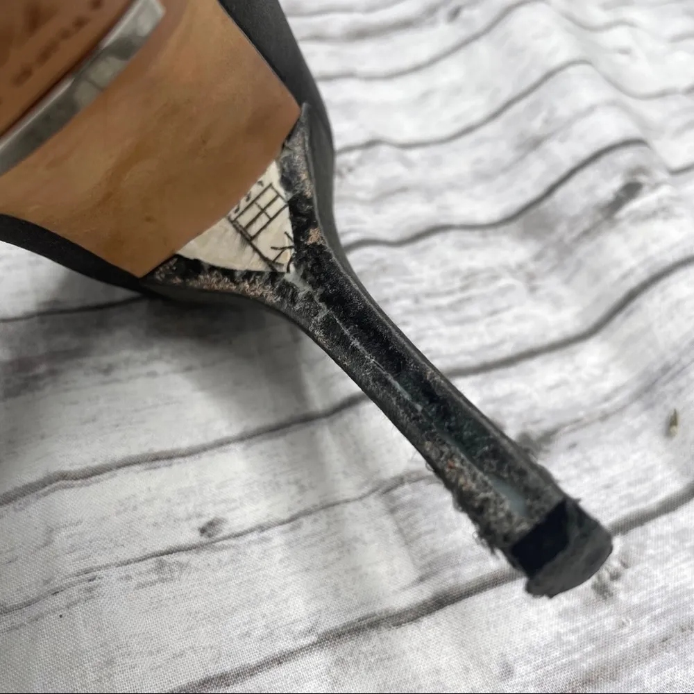 BADGLEY MISCHKA Formslag Peep Toe Grey Silver Jeweled Satin Heels - Image 8