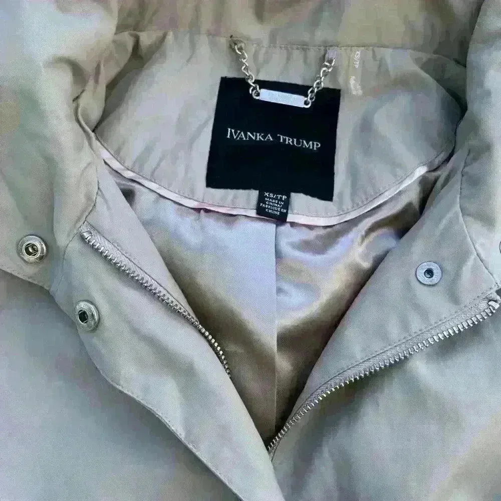 Ivanka Trump Tan/beige hooded rain coat, size XS classic feminine dressy elegant - Image 3