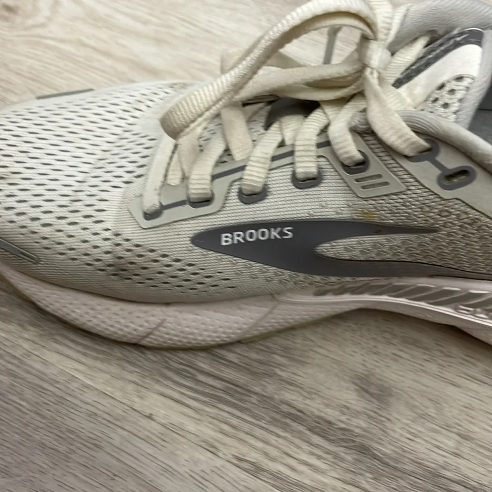 Gray & White Adrenaline GTS 22 Supportive Running Shoe Women's Size 8.5 - Image 14