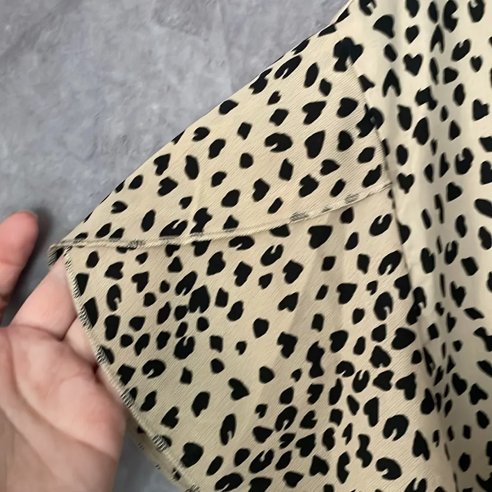 Niay Cream Leopard Print Petal Sleeve Short Sleeve Blouse | XL Black - Image 4