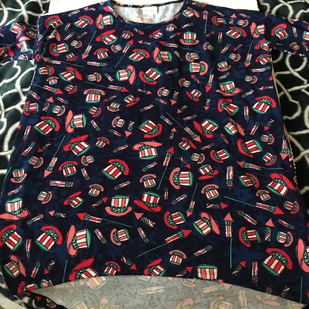 LuLaRoe Patriotic America Hat 4th of July Irma Shirt Blouse Size Med EUC #6161 - Image 3
