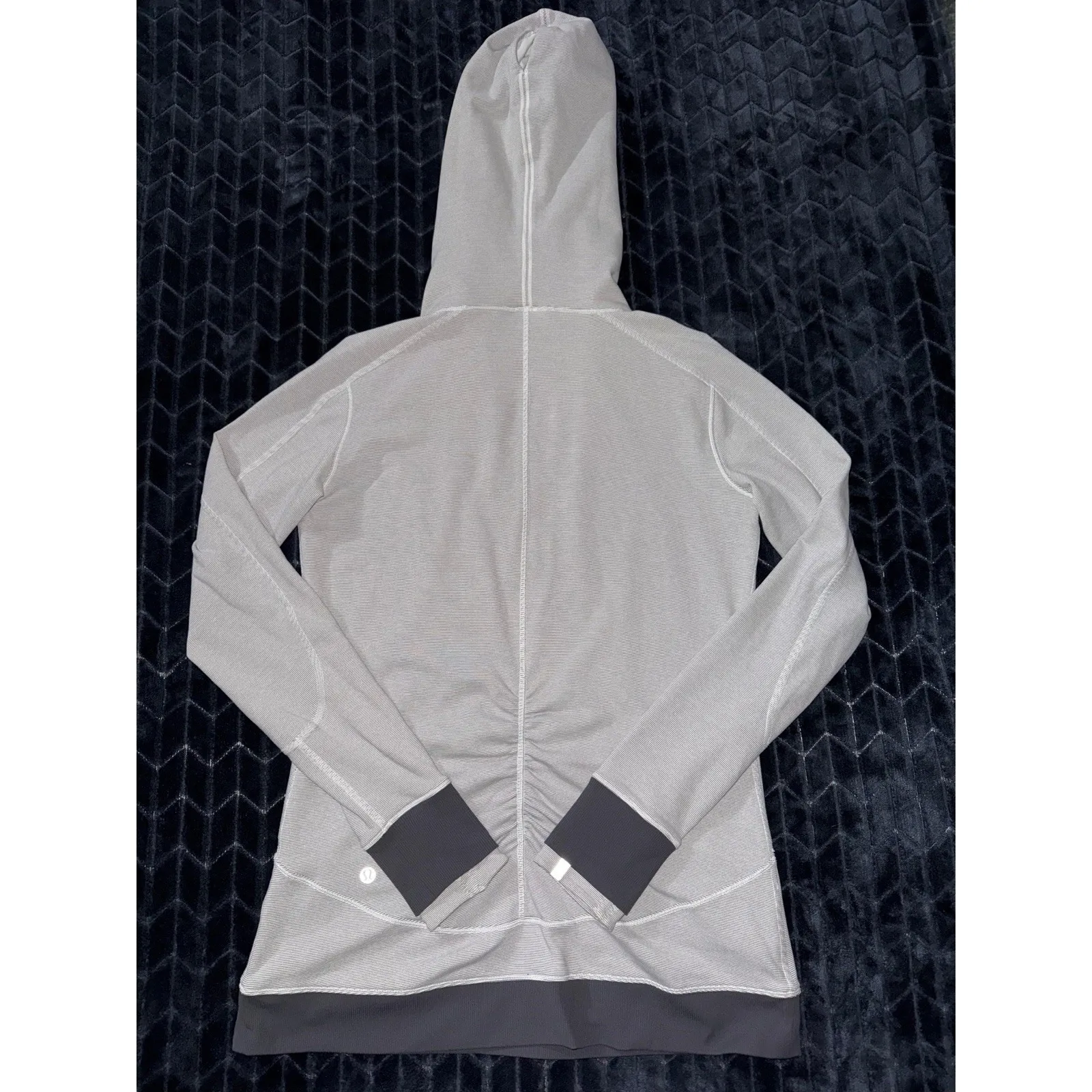 Lululemon Women's Base Runner Hoodie Pullover Gray White Stripe Ponytail Size 10 - Image 7