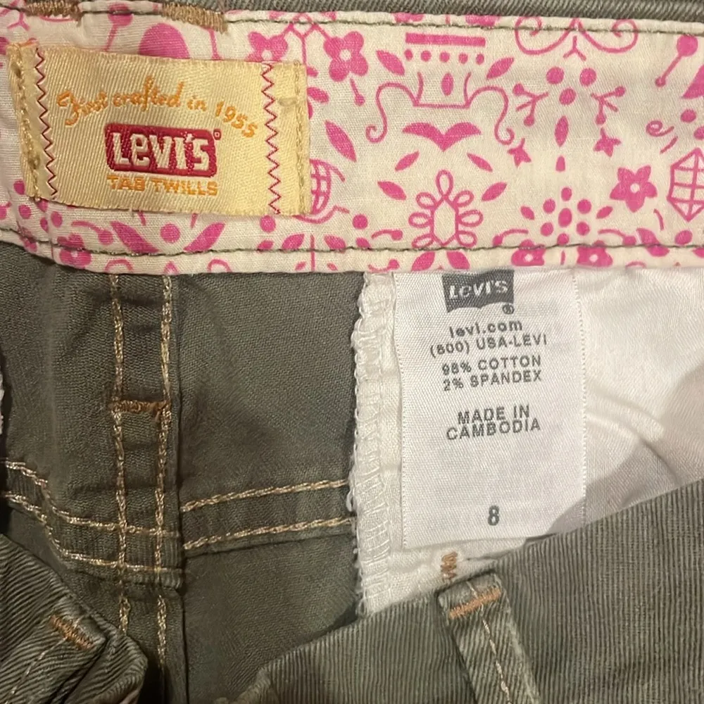 Levi’s army green long shorts size 8 - Image 4