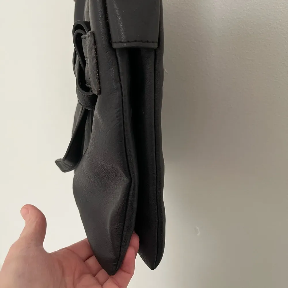 Black Rivet Cross Body Bag. - Image 4