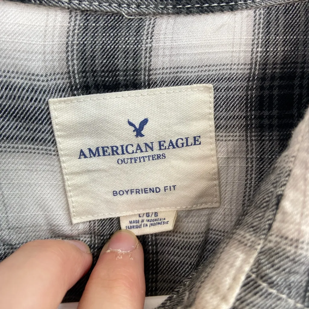 EUC American Eagle women’s black white plaid relaxed boyfriend fit button‎ shirt - Image 4