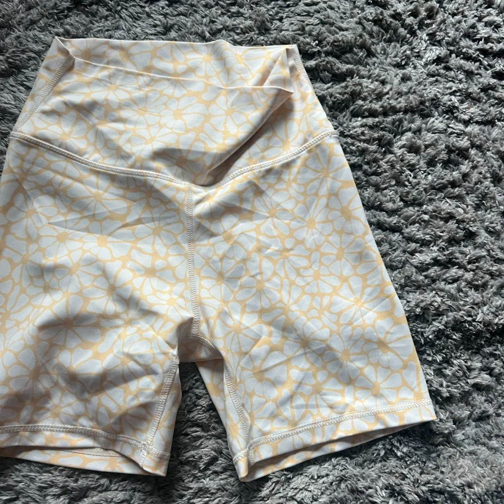 Wilo size small biker shorts White - Image 2