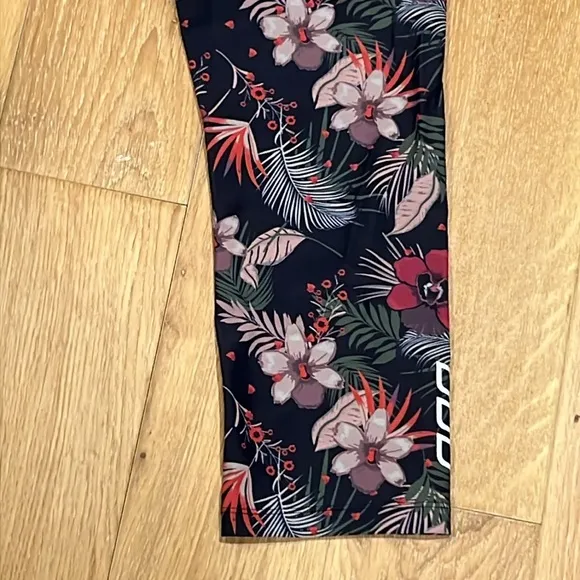 Lorna Jane navy floral‎ leggings with hidden pocket and pull string inside - Image 2