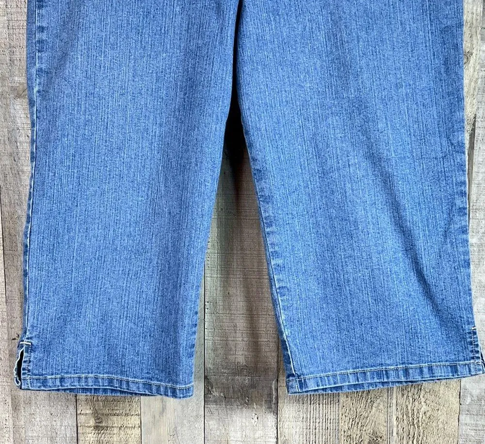 Gloria Vanderbilt Size 8 Lightwash Capri’s - Image 4