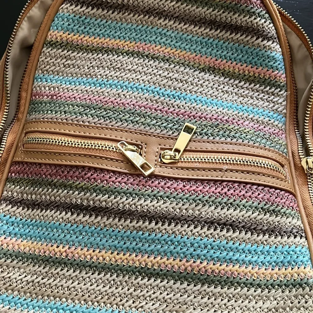 Tommy Bahama backpack in GUC. - Image 5