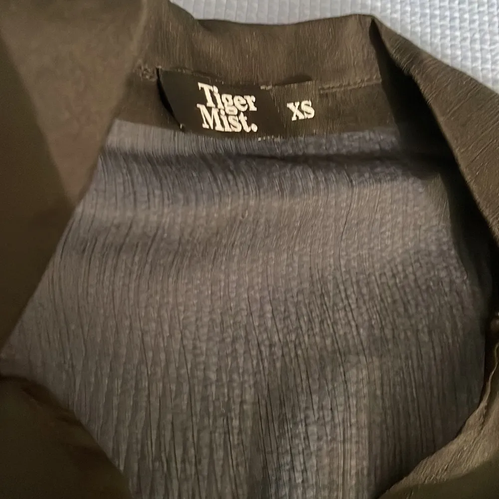 NWOT tigermist black crepe like fabric blouse with sheer top panel detail xs - Image 3