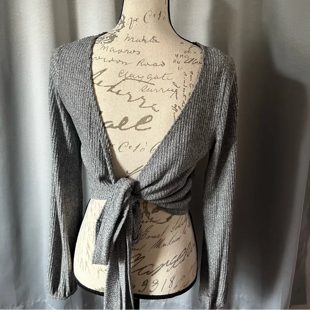 Hollister  grey reversible wrap long sleeve size medium - Image 3