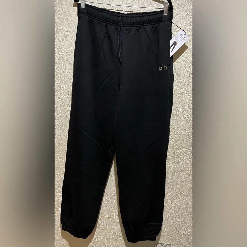 NWT Alo Yoga Accolade Sweatpants Cool Chrome Logo Black, Pockets Size L - Image 6