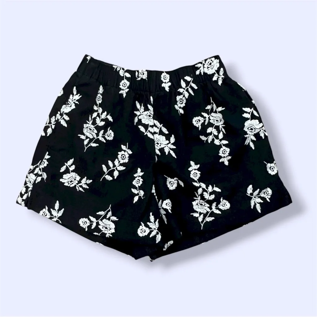 Abercrombie & Fitch Black Shorts with White Floral Design linen blend - Image 2