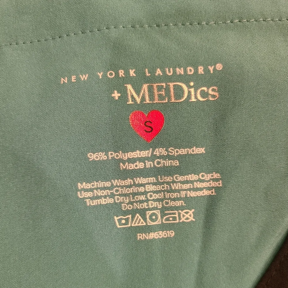 New York Laundry MEDics Scrub Top Size Small - Image 6