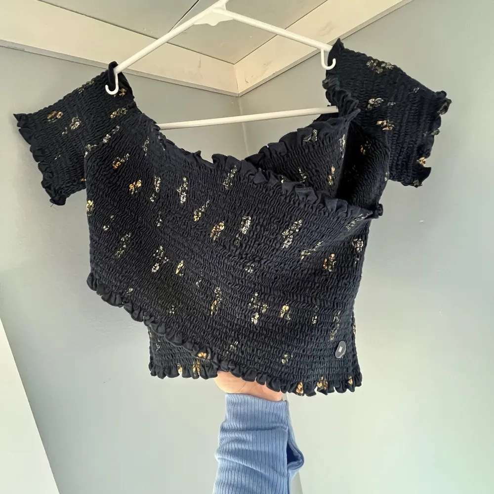 NWT Hollister Smocked Floral Criss Cross Wrap Cropped Top Size M - Image 3